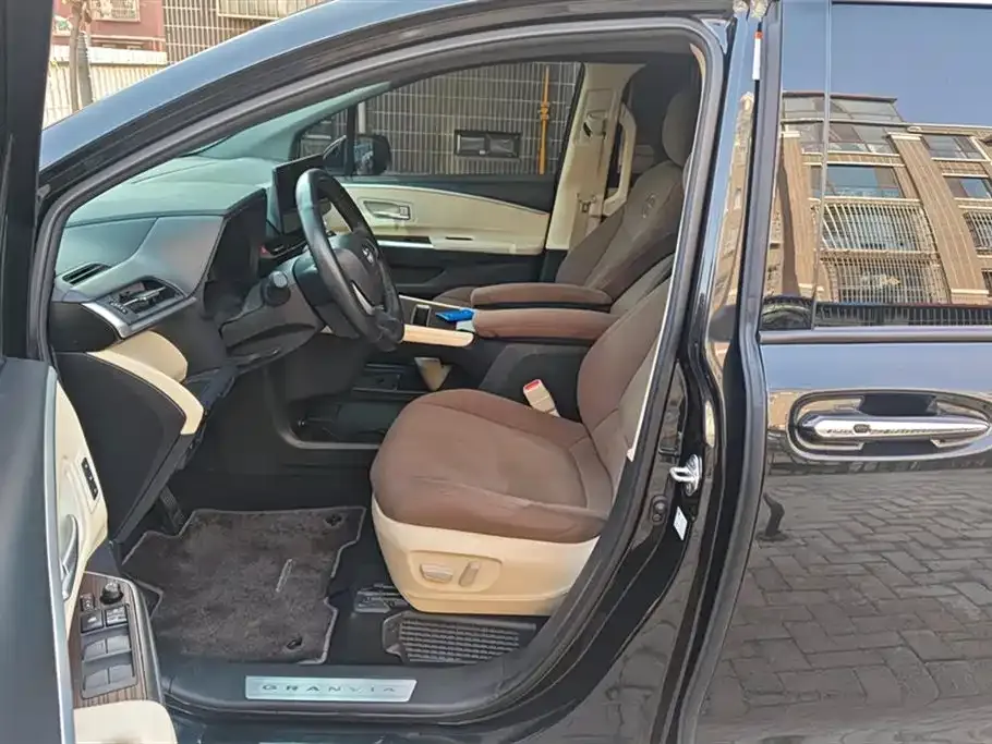 Toyota Granvia 2023 из CN, фото 9