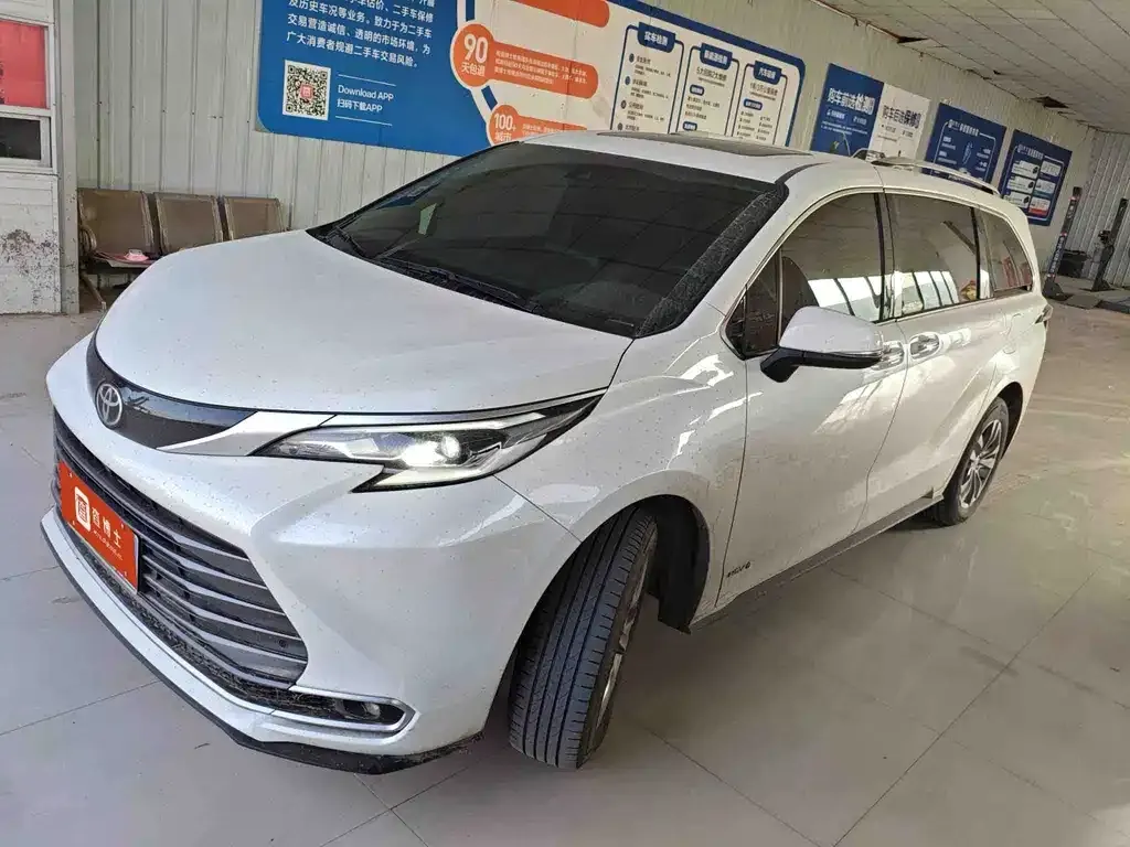 Toyota Sienna — фото 1