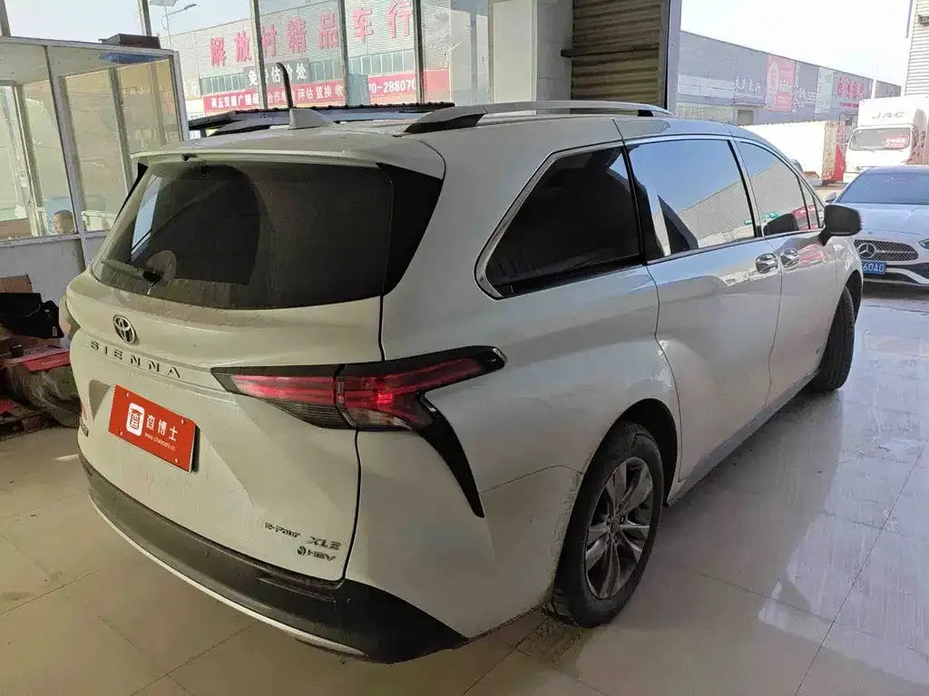 Toyota Sienna — фото 10