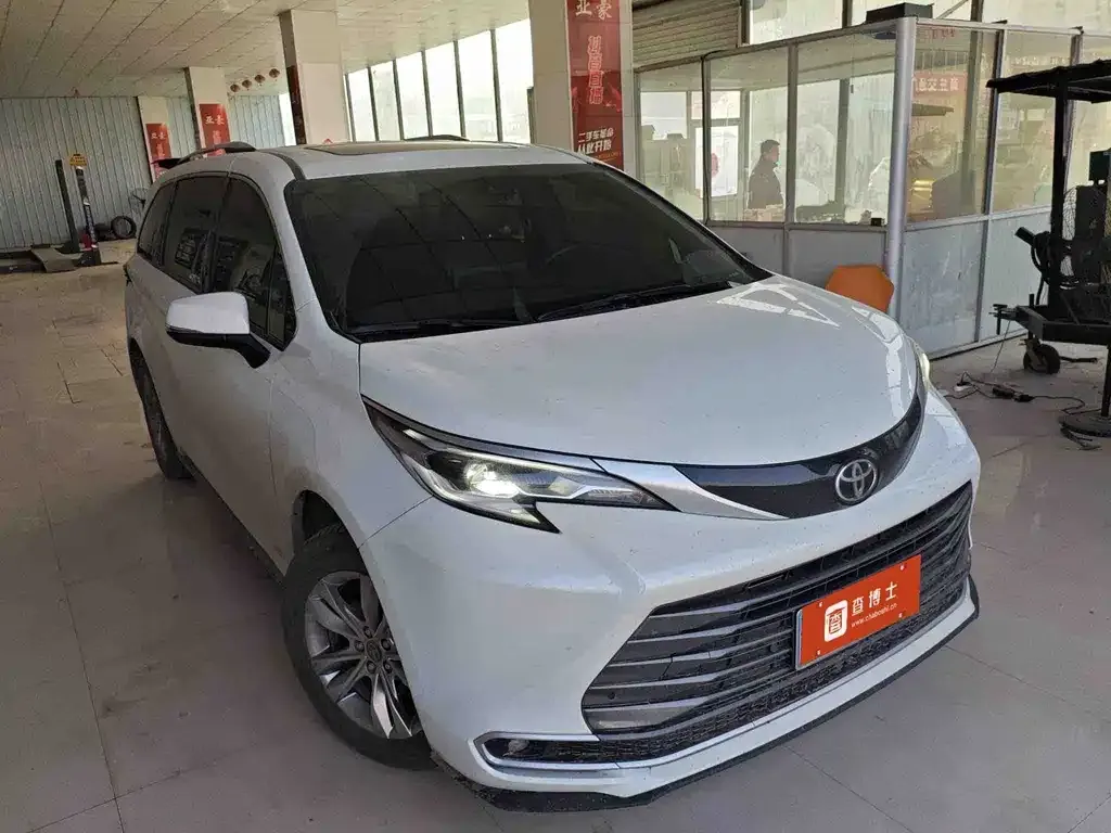 Toyota Sienna — фото 2