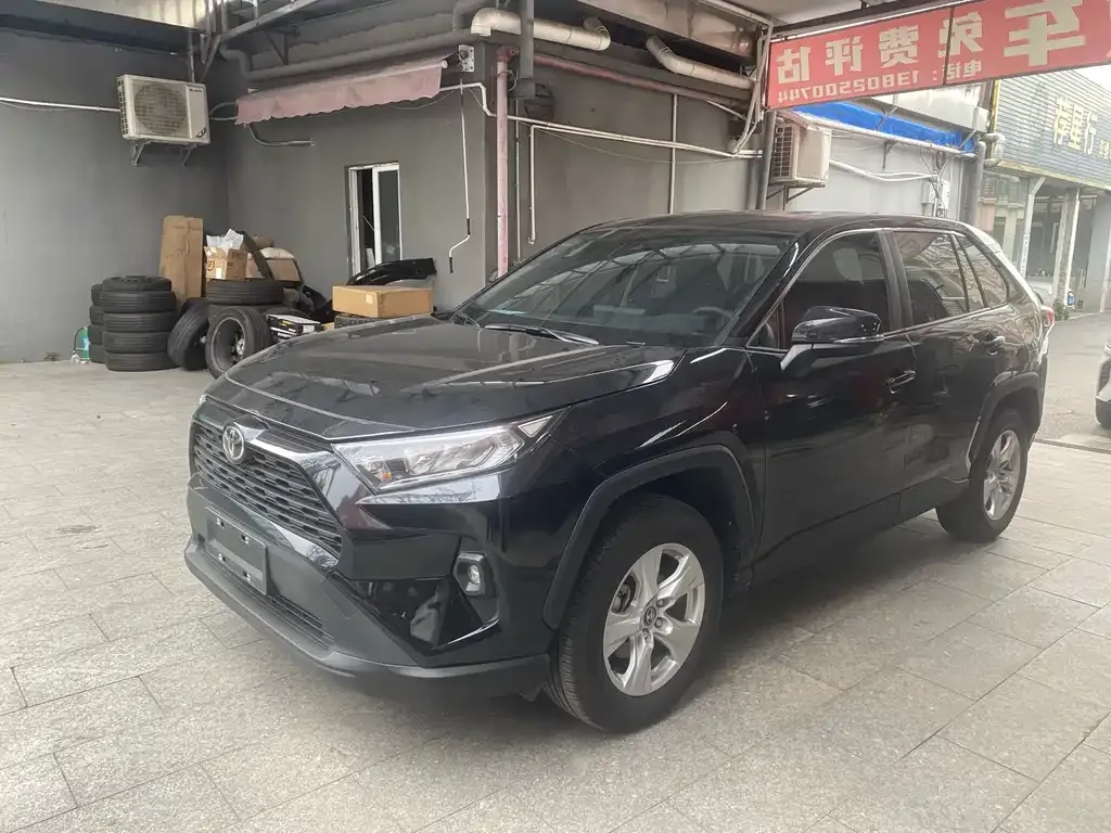 Toyota RAV4 — фото 1