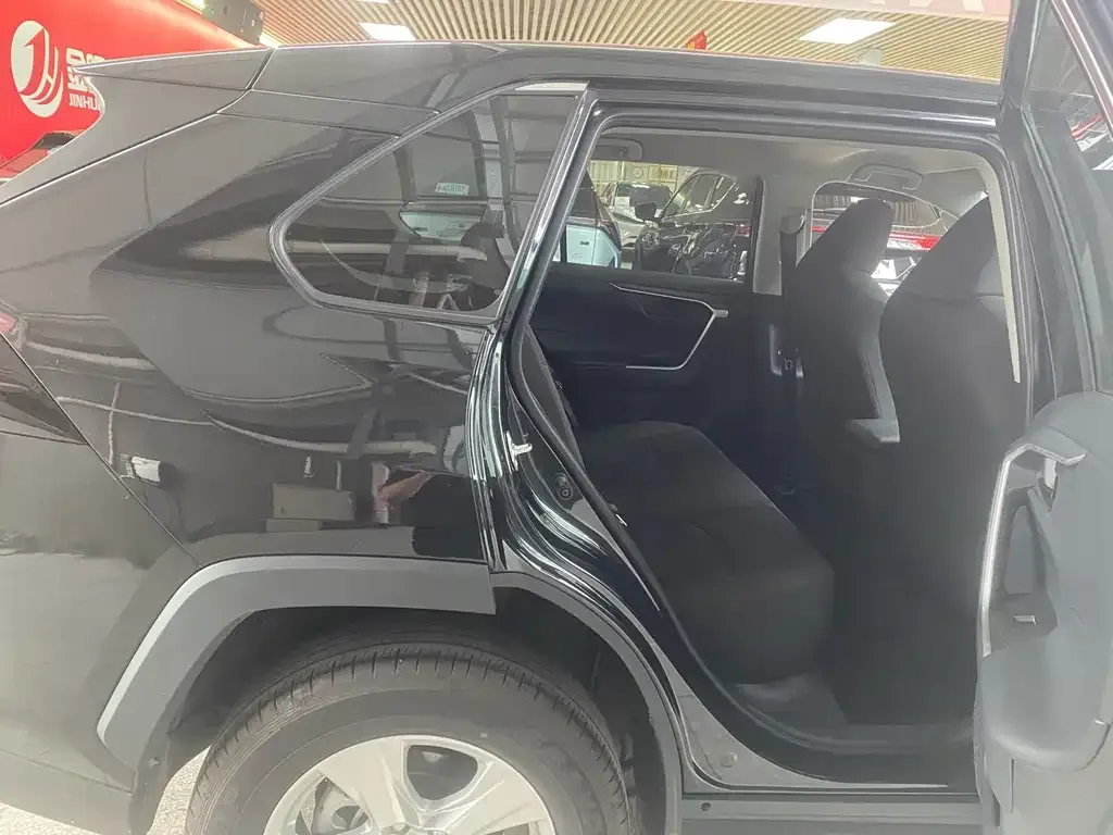 Toyota RAV4 — фото 10