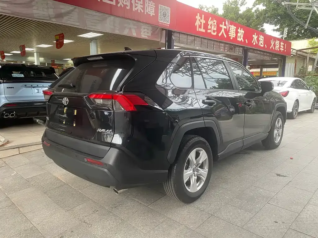 Toyota RAV4 — фото 2