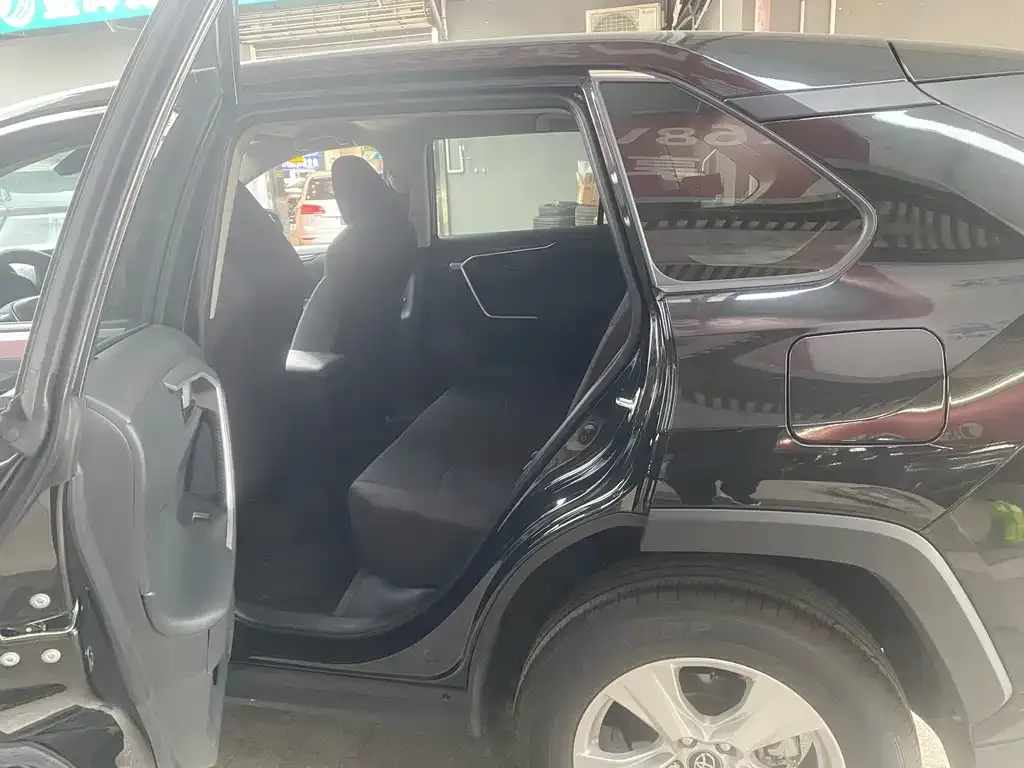 Toyota RAV4 — фото 9
