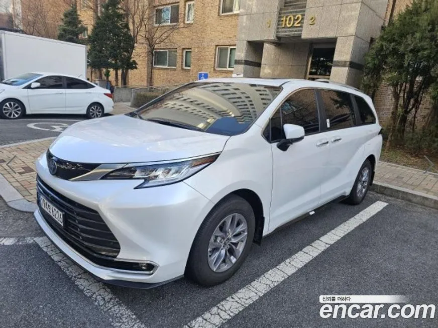 Toyota Sienna — фото 2