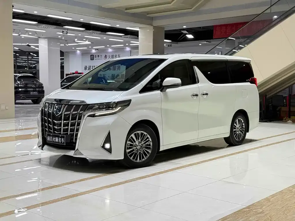 Toyota Alphard — фото 1