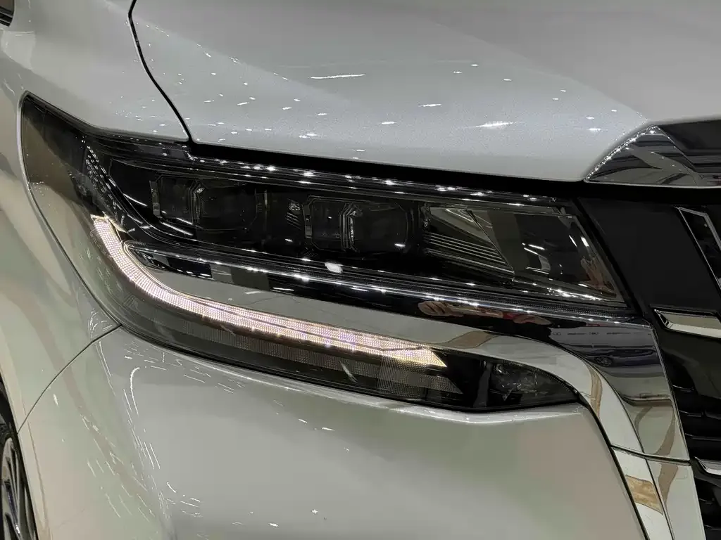 Toyota Alphard — фото 10