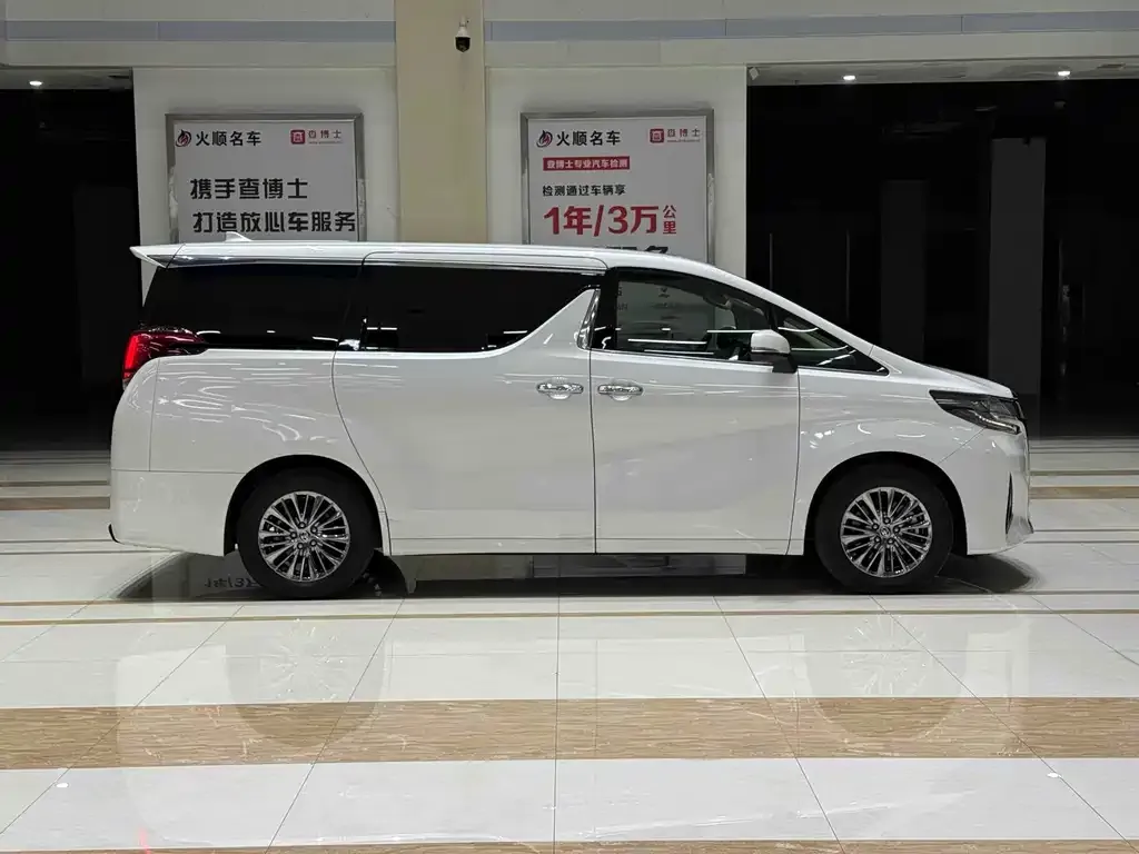 Toyota Alphard — фото 5