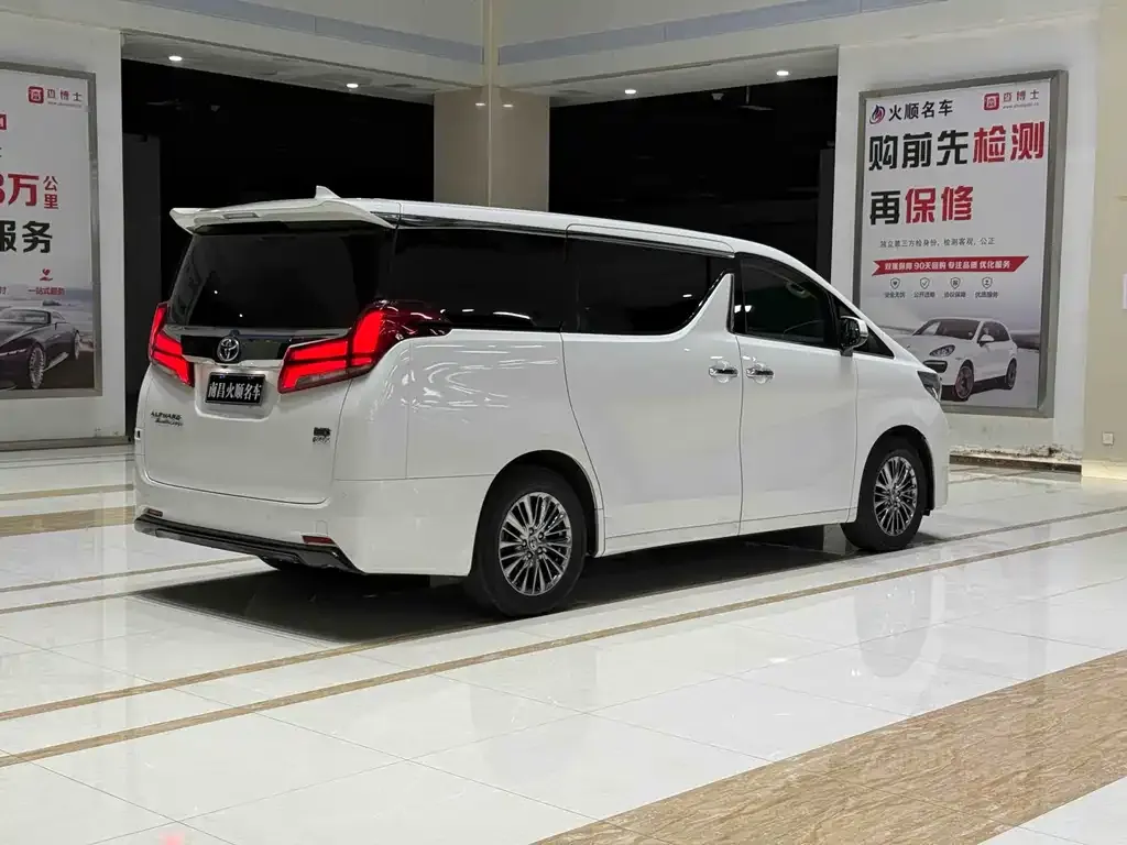 Toyota Alphard — фото 6