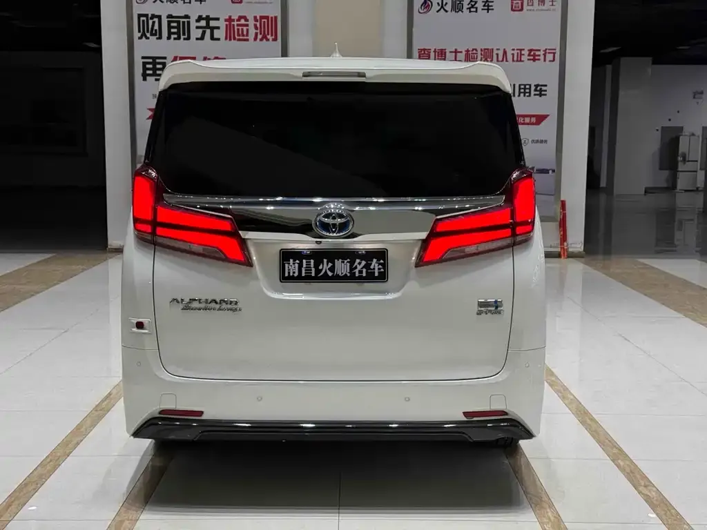 Toyota Alphard — фото 7