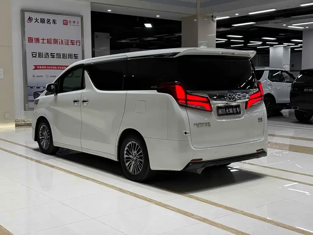 Toyota Alphard — фото 8