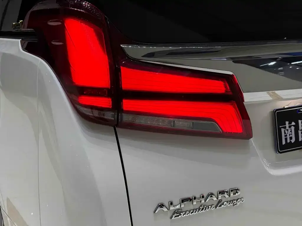 Toyota Alphard — фото 9