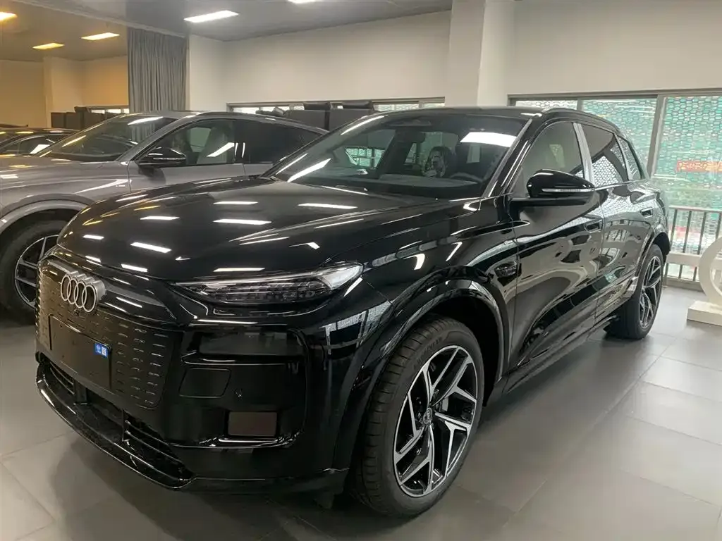 Audi Q6L e-tron — фото 1