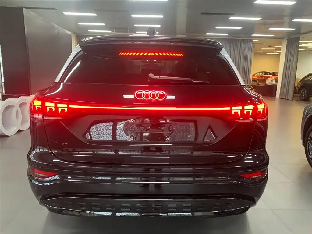 Audi Q6L e-tron — фото 3
