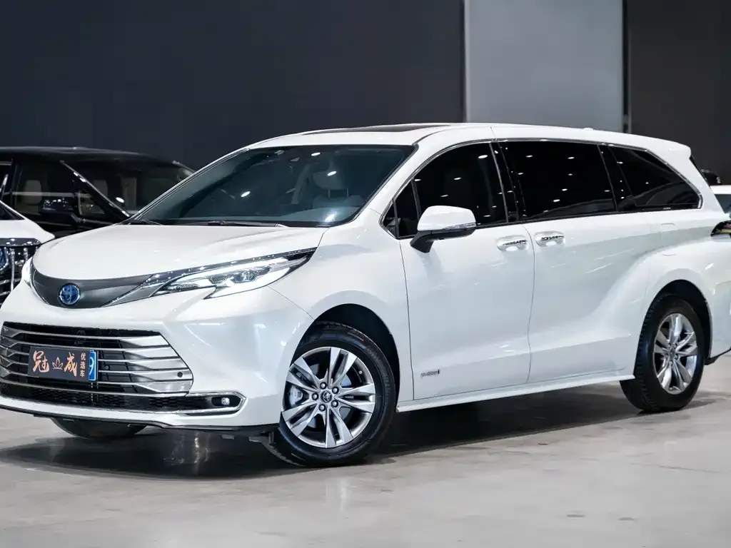 Toyota Sienna — фото 1