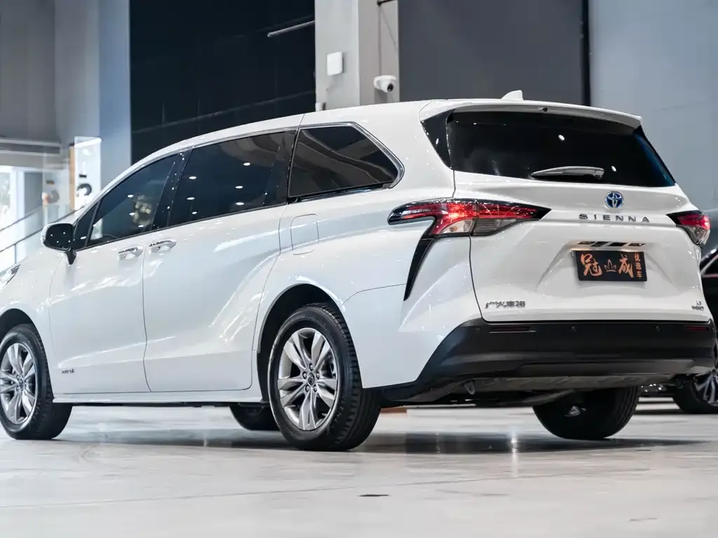 Toyota Sienna — фото 5