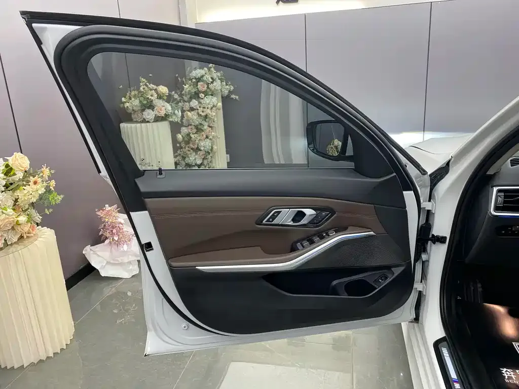 BMW 3 Series 2023 из CN, фото 4
