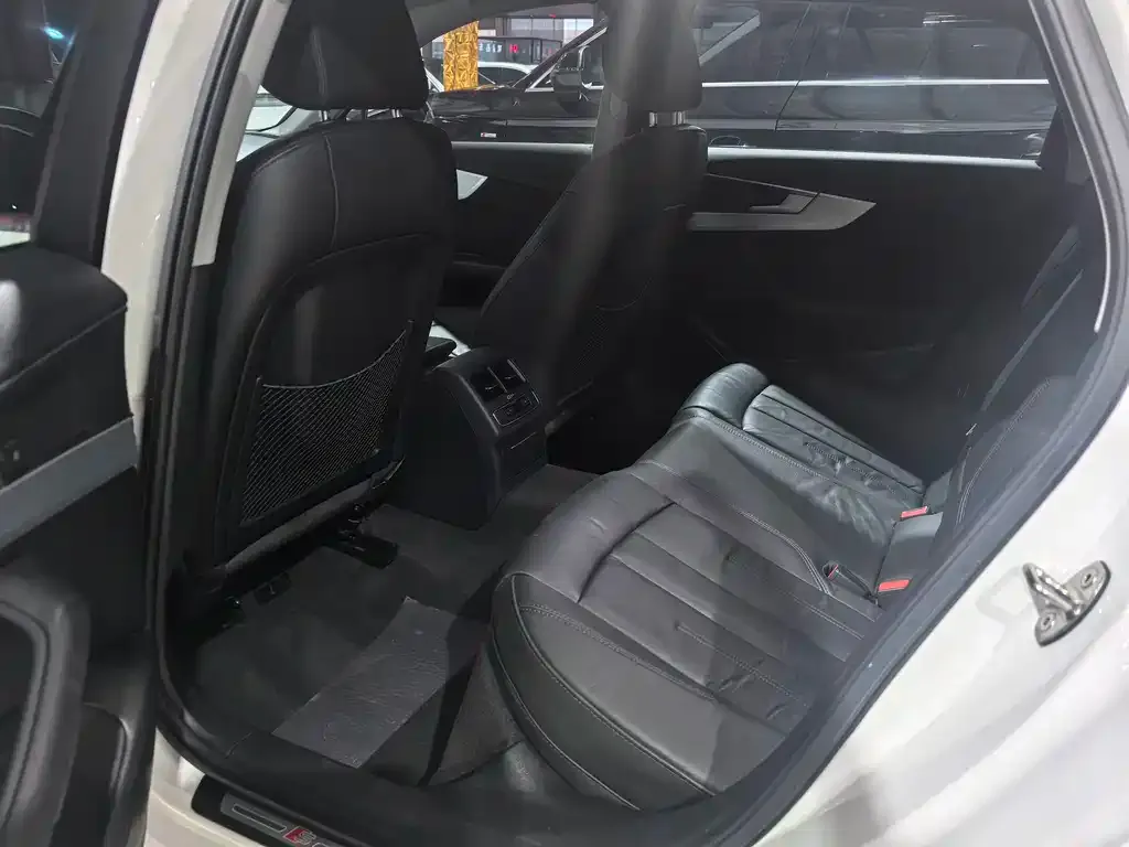 Audi A4L 2021 из CN, фото 9