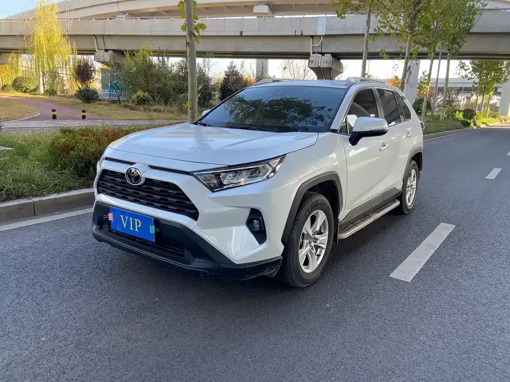 Toyota RAV4 — фото 1