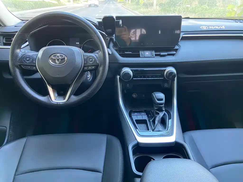 Toyota RAV4 — фото 10