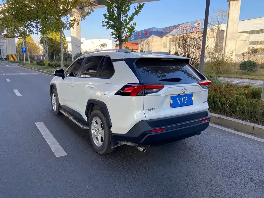 Toyota RAV4 — фото 2