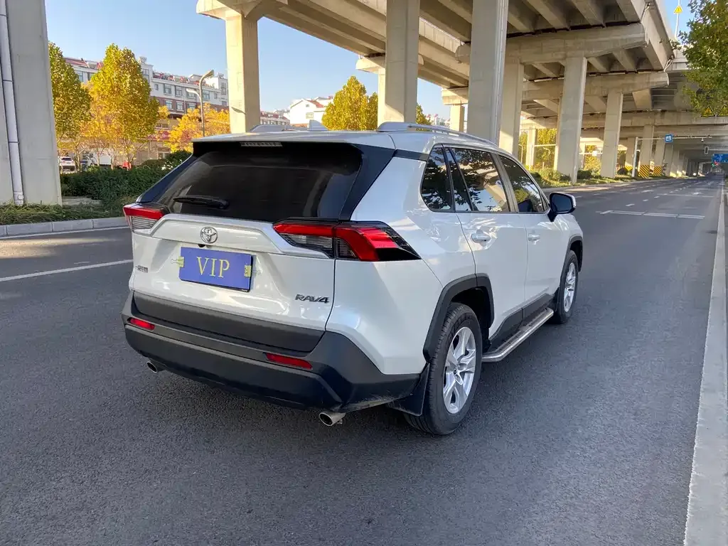 Toyota RAV4 — фото 3
