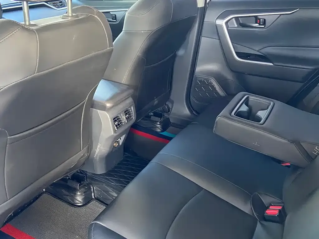 Toyota RAV4 — фото 7