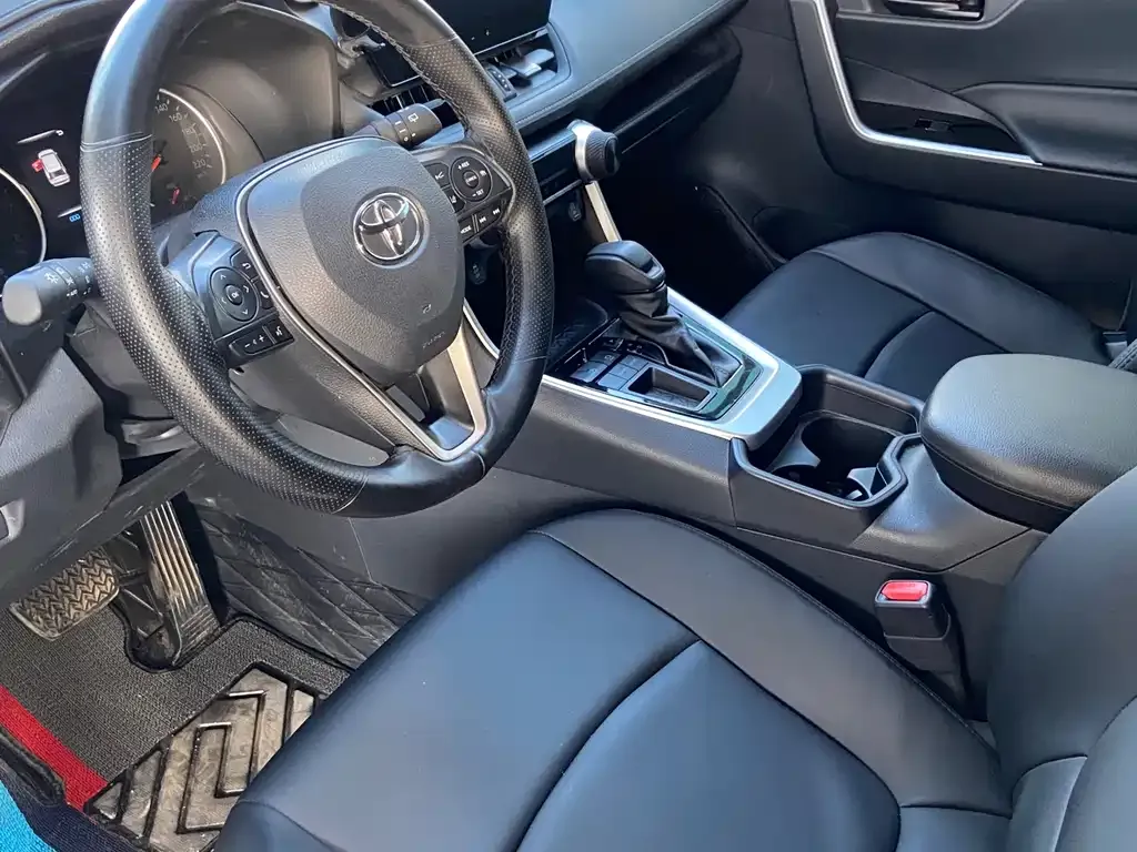 Toyota RAV4 — фото 9