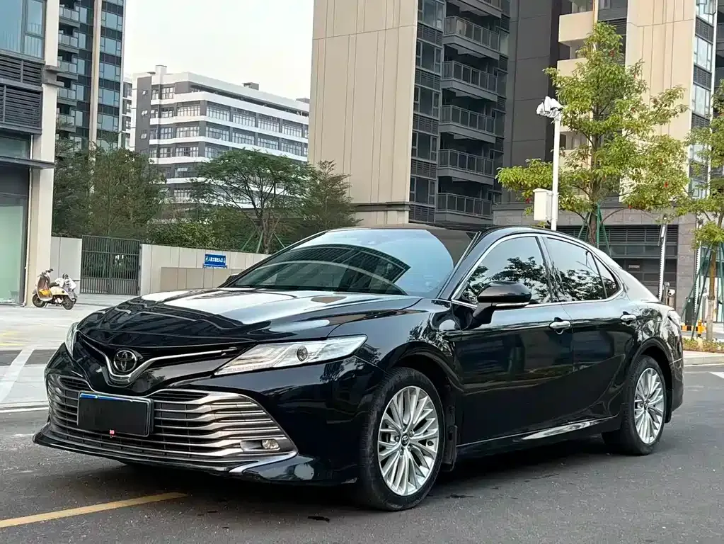 Toyota Camry — фото 1
