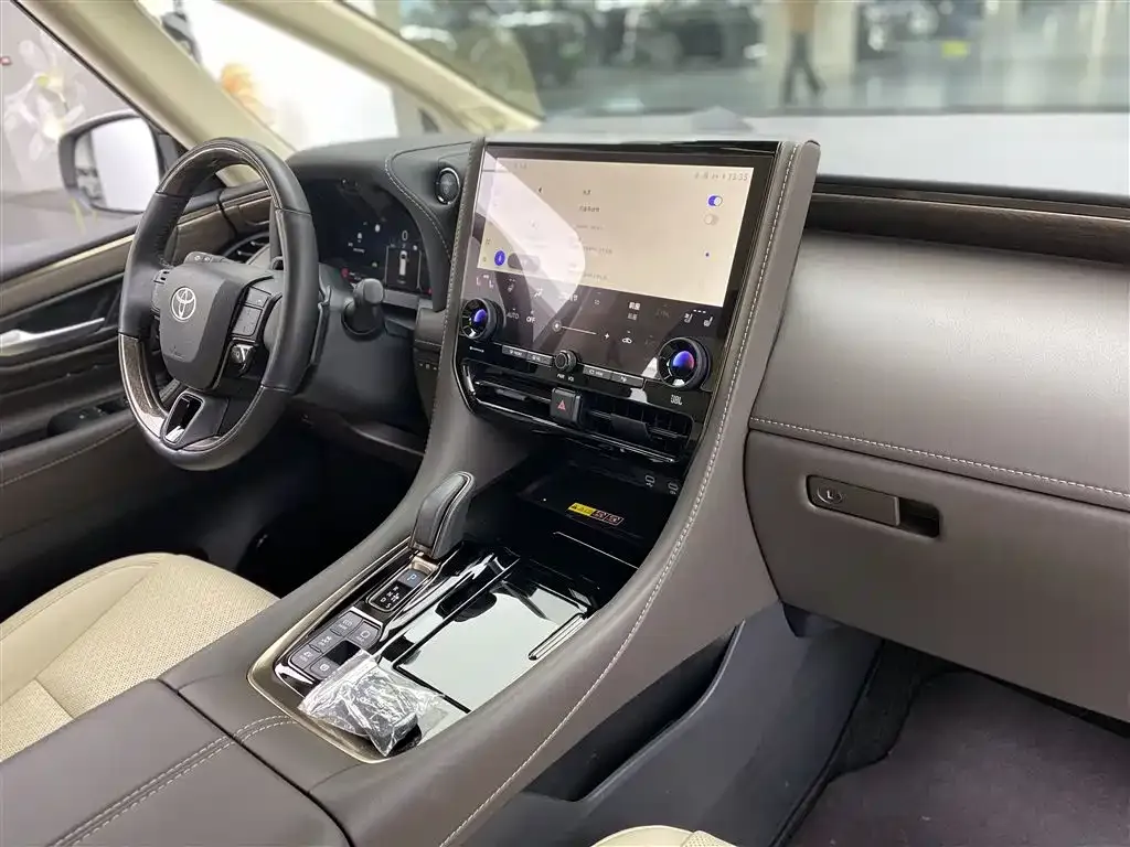 Toyota Alphard — фото 9