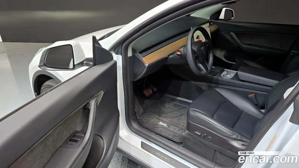 Tesla Model Y — фото 10