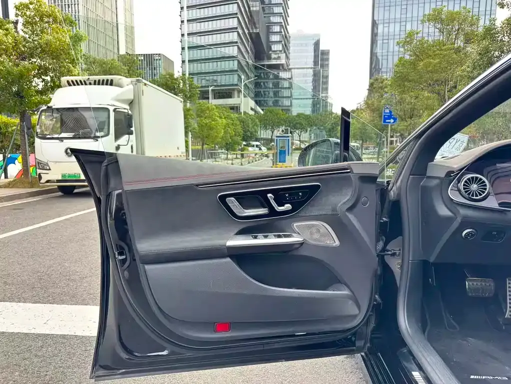 Mercedes-Benz EQE AMG — фото 10