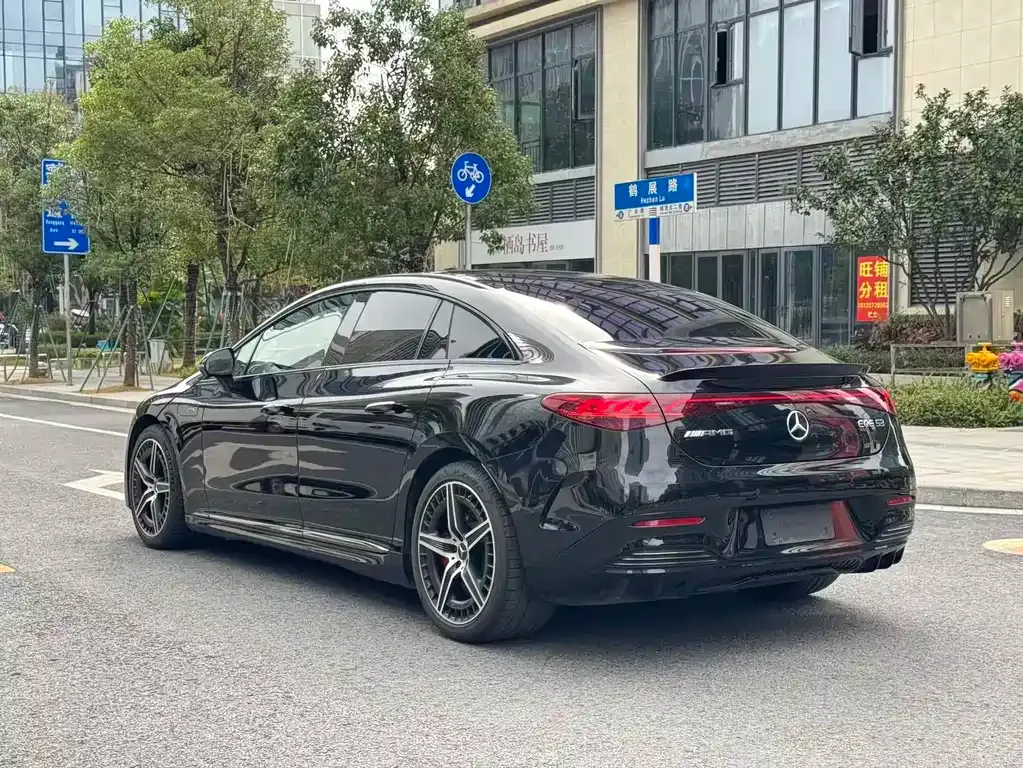 Mercedes-Benz EQE AMG — фото 4