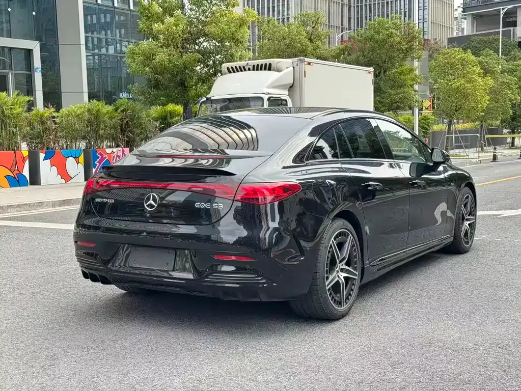 Mercedes-Benz EQE AMG — фото 6