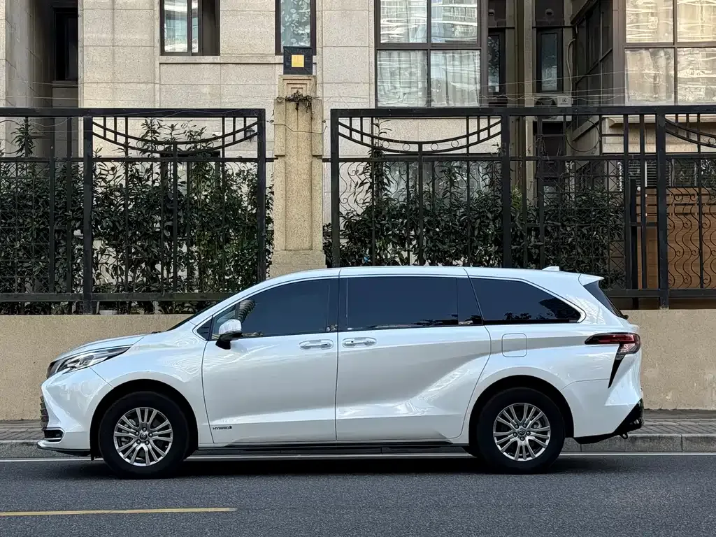Toyota Sienna 2023 из CN, фото 2