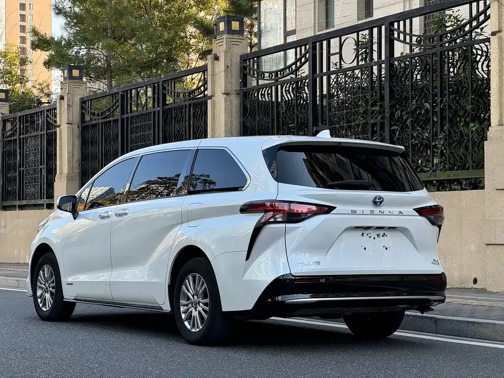 Toyota Sienna 2023 из CN, фото 3