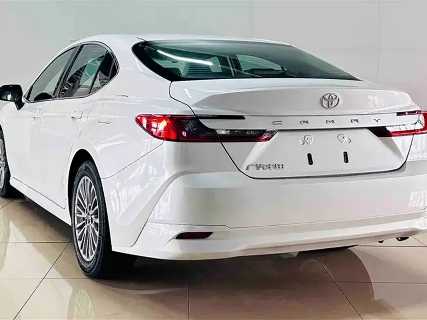Toyota Camry — фото 10