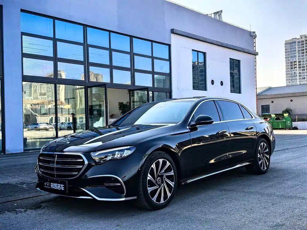 Mercedes-Benz E-Class — фото 1