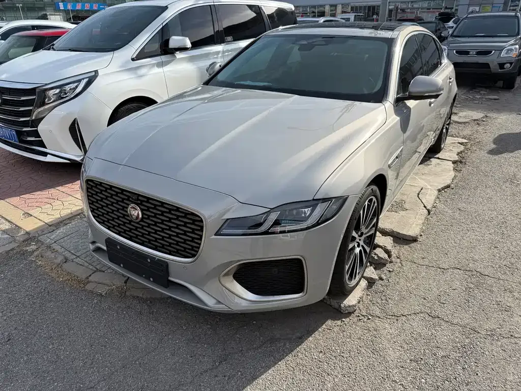Jaguar XFL — фото 1