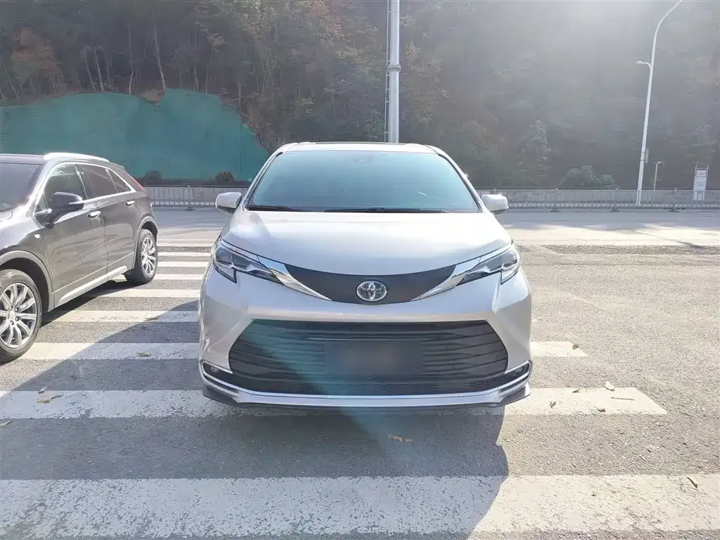 Toyota Sienna 2022 из CN, фото 3