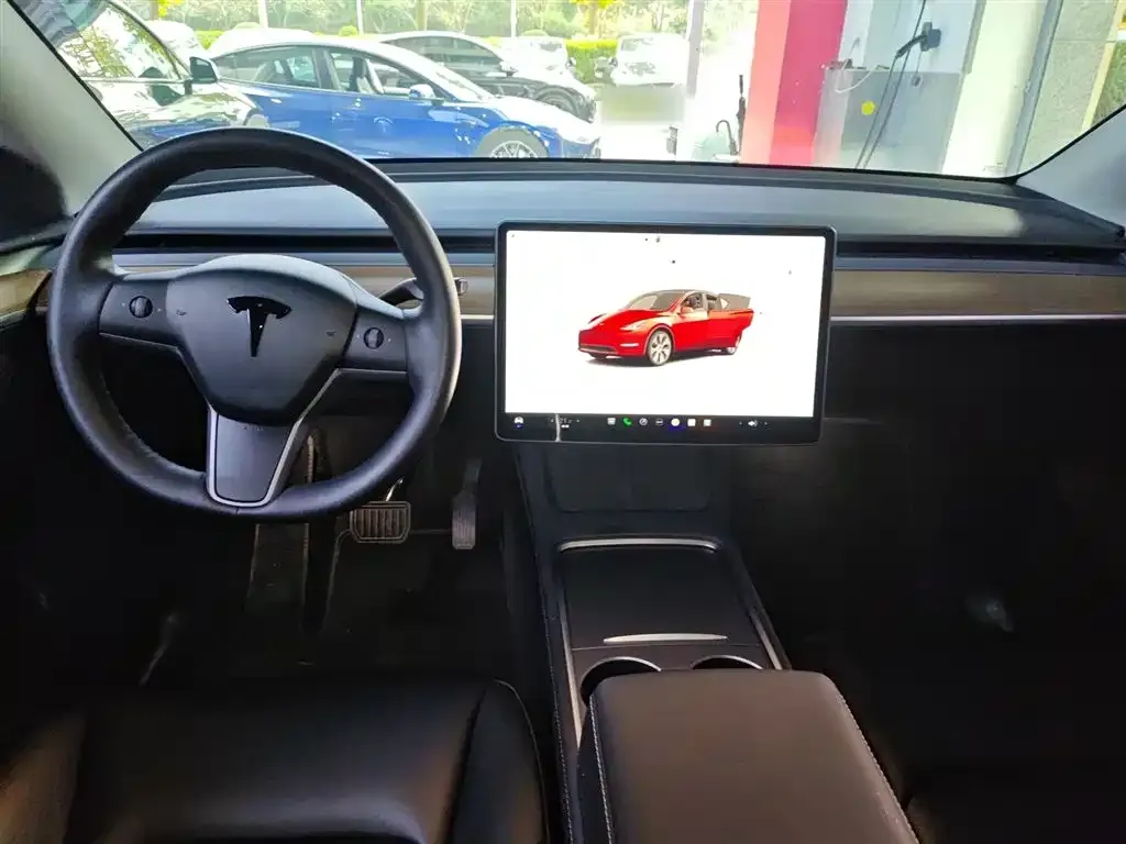 Tesla Model Y — фото 10