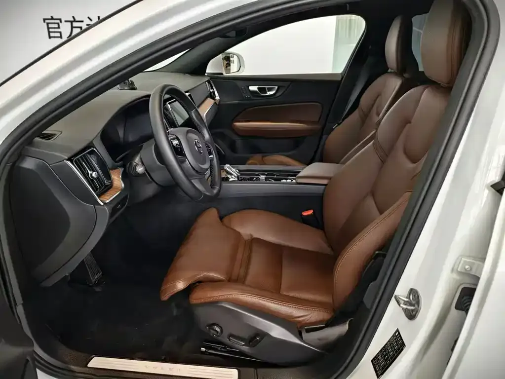 Volvo S60 2024 из CN, фото 3