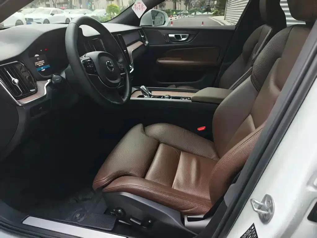 Volvo S60 2024 из CN, фото 8