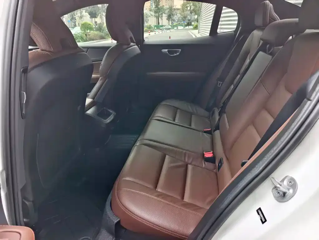 Volvo S60 2024 из CN, фото 9