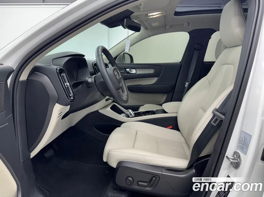 Volvo XC40 — фото 10