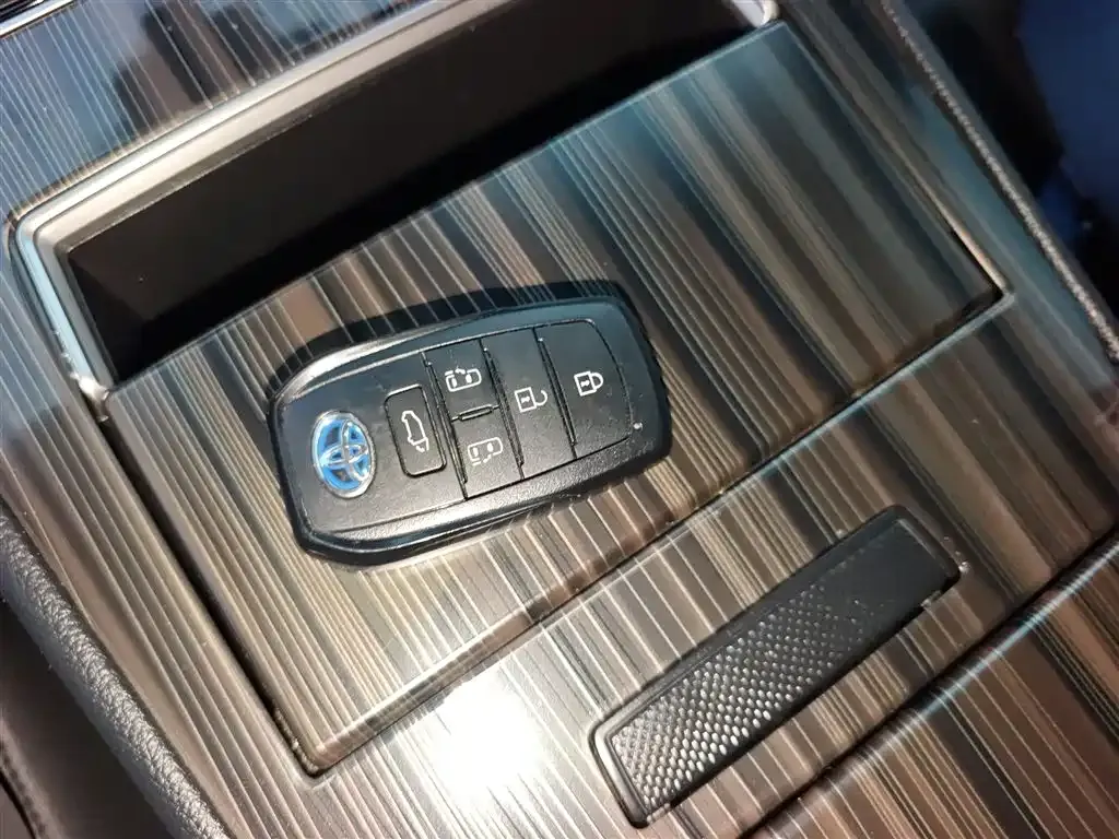 Toyota Granvia 2023 из CN, фото 9