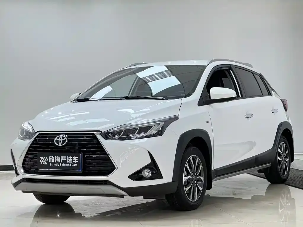 Toyota Yaris L — фото 1