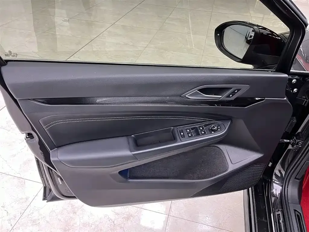 Volkswagen Golf 2023 из CN, фото 10