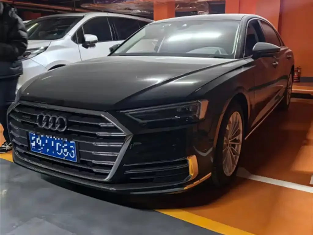 Audi A8 — фото 1