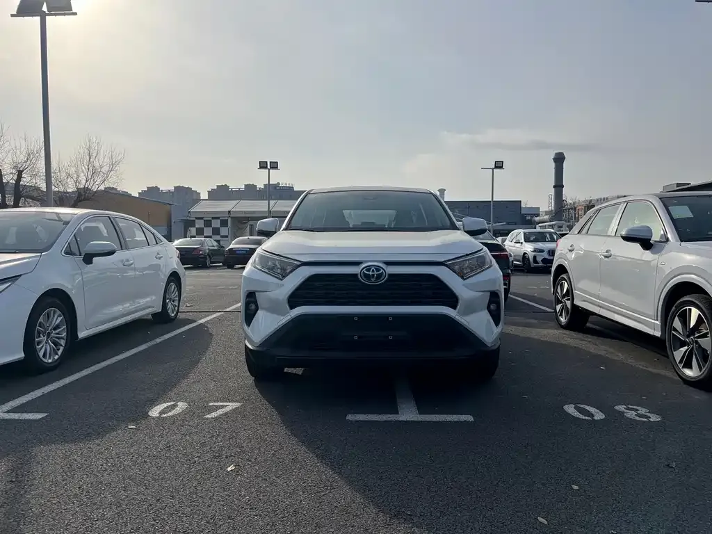 Toyota RAV4 — фото 1